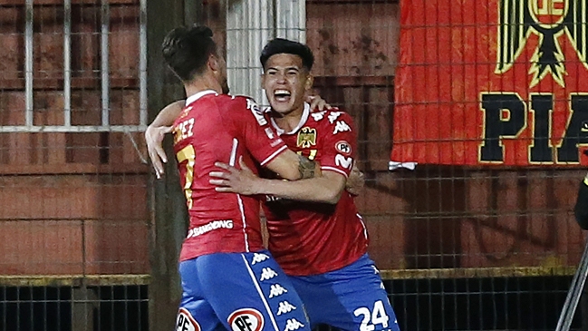 Joven delantero Gabriel Norambuena firmó su primer contrato profesional con Unión Española