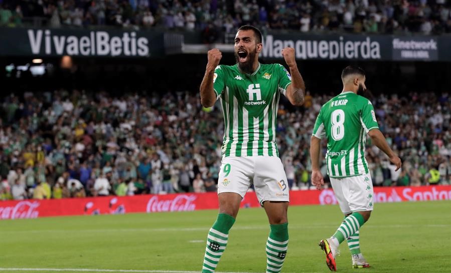Real Betis de Pellegrini goleó a Valencia con Claudio Bravo de titular y metió presión en la cima