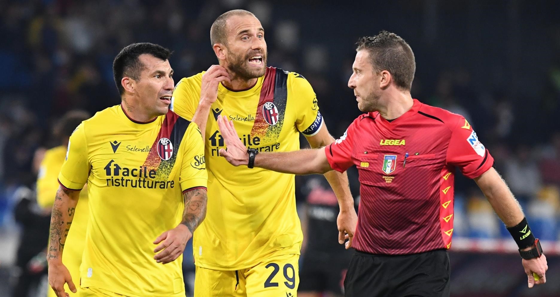 Gary Medel cometió un penal en dura caída de Bologna ante el líder Napoli en la Serie A