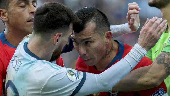Medel recordó anécdota tras ser expulsado con Messi: Estuvimos una hora en el doping sin mirarnos