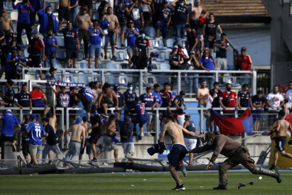 El caótico final de partido en El Teniente con la invasión de hinchas de la U al terreno de juego