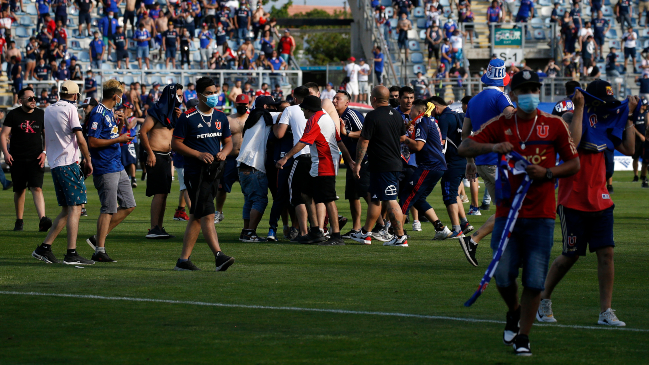 Así se vio desde la tribuna la invasión de los hinchas de la U a la cancha de El Teniente