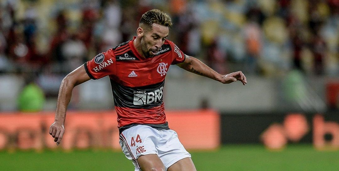 Mauricio Isla ganó el duelo de chilenos a Eduardo Vargas en el Brasileirao