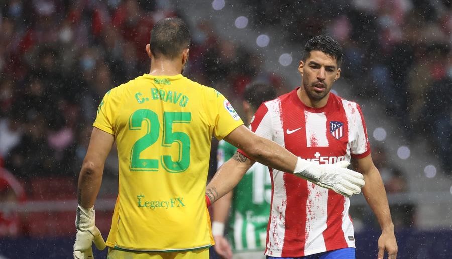 Claudio Bravo fue titular en dura caída de Real Betis con Atlético de Madrid en España