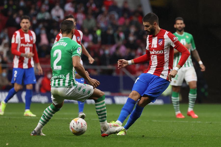 Atlético de Madrid frenó con goleada a Real Betis de Bravo y Pellegrini