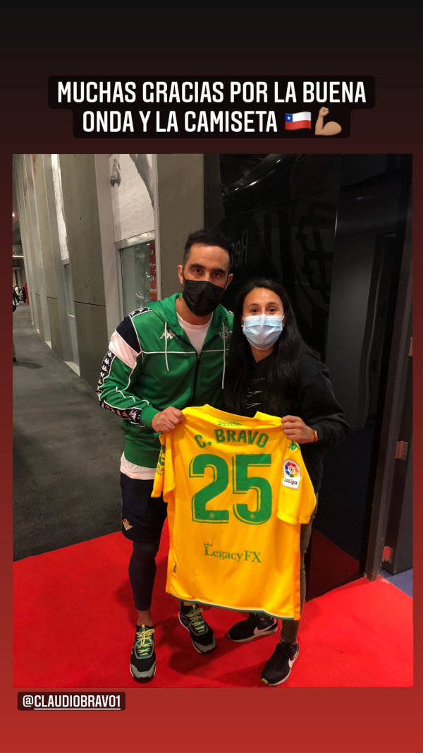 Reunión de cracks de La Roja: Claudio Bravo regaló camiseta a Camila Sáez