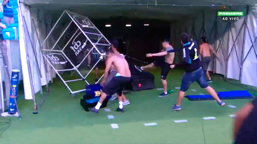Hinchas de Gremio ingresaron a la cancha y destrozaron cabina del VAR tras caída con Palmeiras