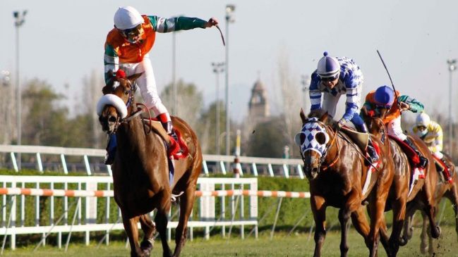 “Y nada más” se quedó con el 149º Clásico El Ensayo en el Club Hípico