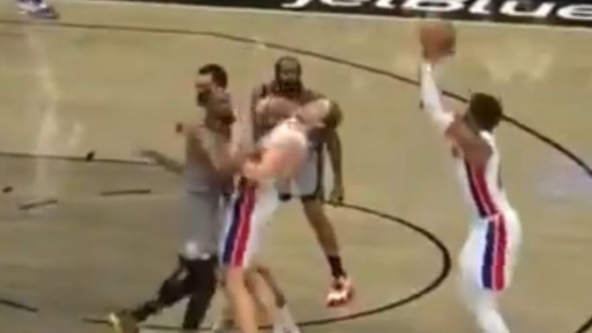 ¡Se pasó! Kevin Durant golpeó a Kelly Olynyk y fue expulsado en la NBA