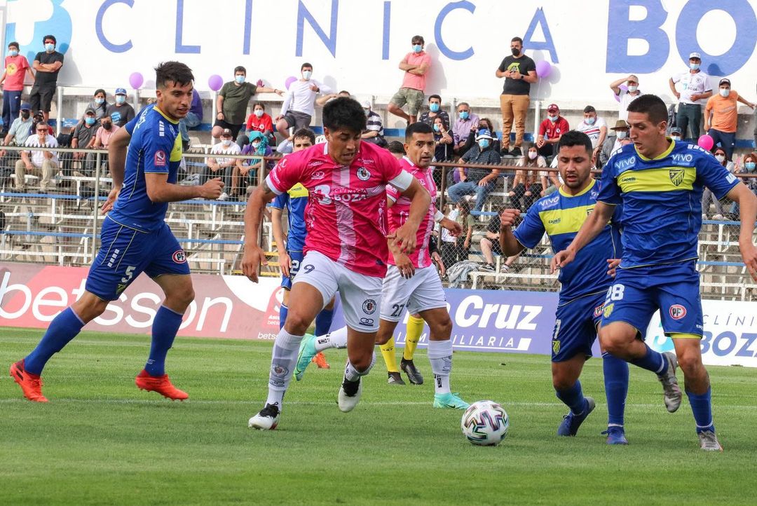 Barnechea perdió ante Santa Cruz en polémico duelo y sigue hundido en la Primera B