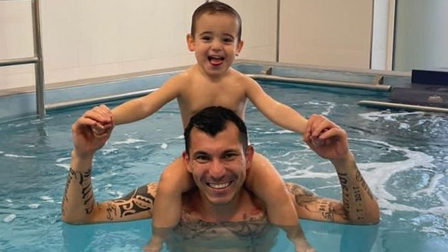Gary Medel tuvo un día de alegría en las prácticas de Bologna: Lo acompañó su hijo