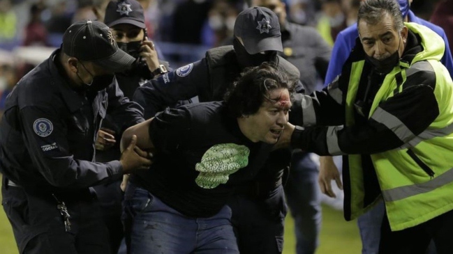Hinchas invadieron la cancha y atacaron a arquero rival en el fútbol mexicano