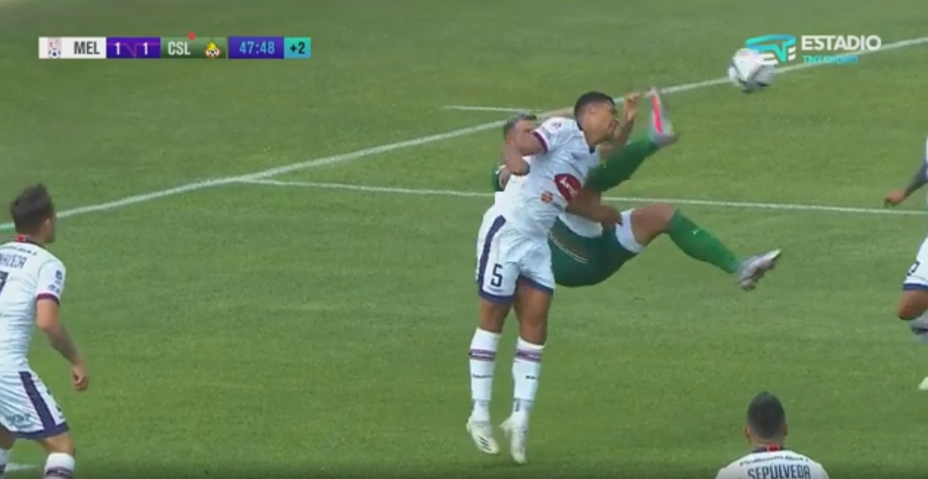 ¡Gran susto! Defensa de Melipilla quedó nocaut tras recibir en el rostro una patada de Matías Donoso