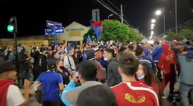 Hinchas de la U hicieron masivo banderazo en la previa de la “final” con Ñublense en Chillán