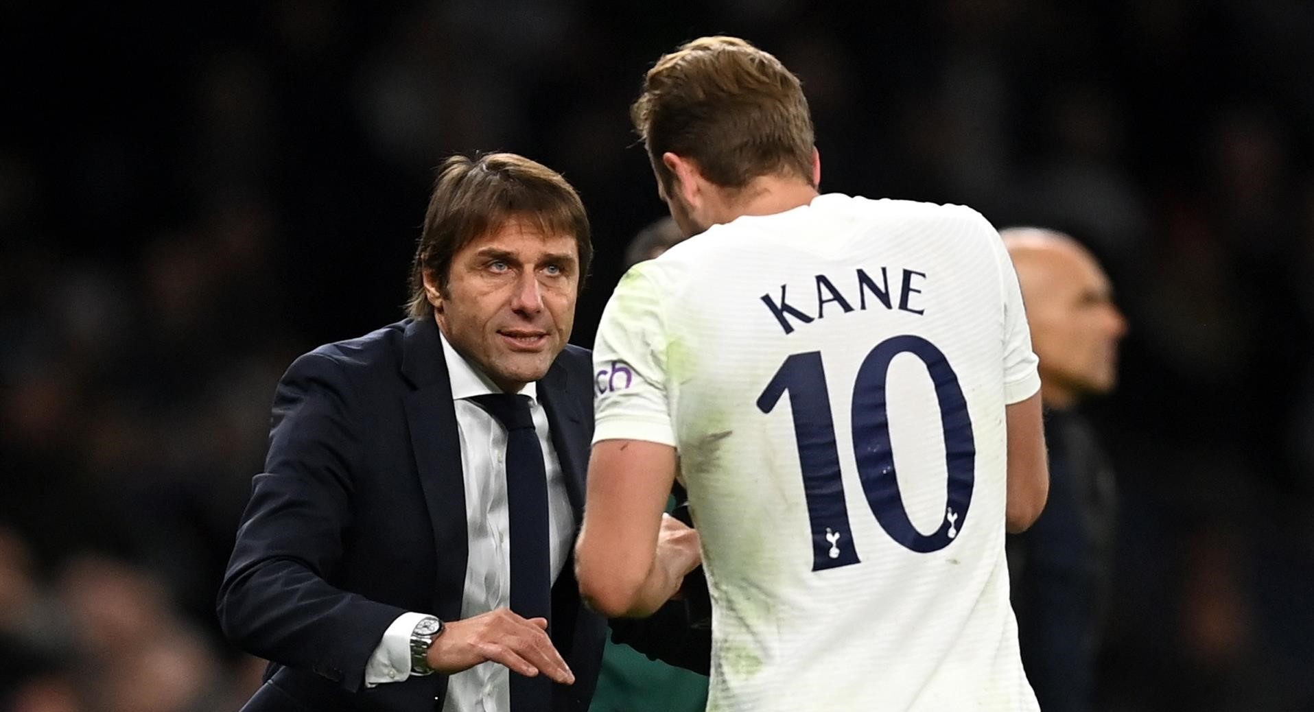 Antonio Conte debutó en Tottenham con un sufrido triunfo en la Conference League