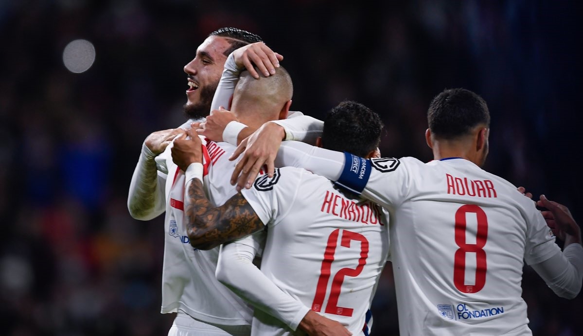 Olympique de Lyon goleó a Sparta Praga y selló su avance a octavos en la Europa League