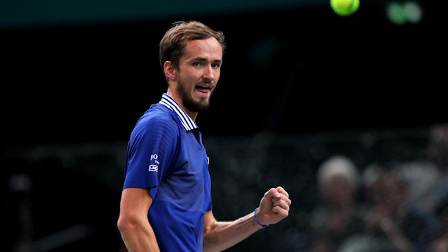 Daniil Medvedev no le dio opción a Alexander Zverev y jugará con Djokovic la final de París