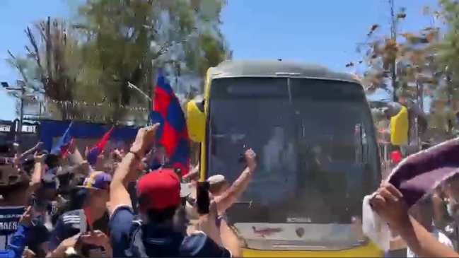 Hinchas fueron a apoyar a la U y convocaron a “hotelazo” en la previa del clásico con U. Católica