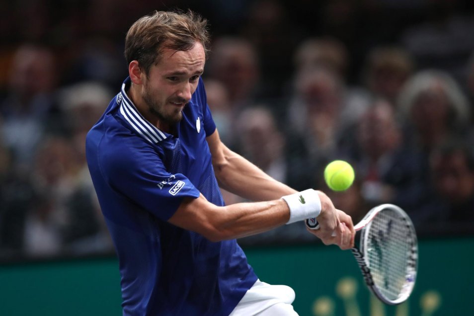 Medvedev se situó por segunda vez consecutiva en la final de París tras doblegar a Zverev