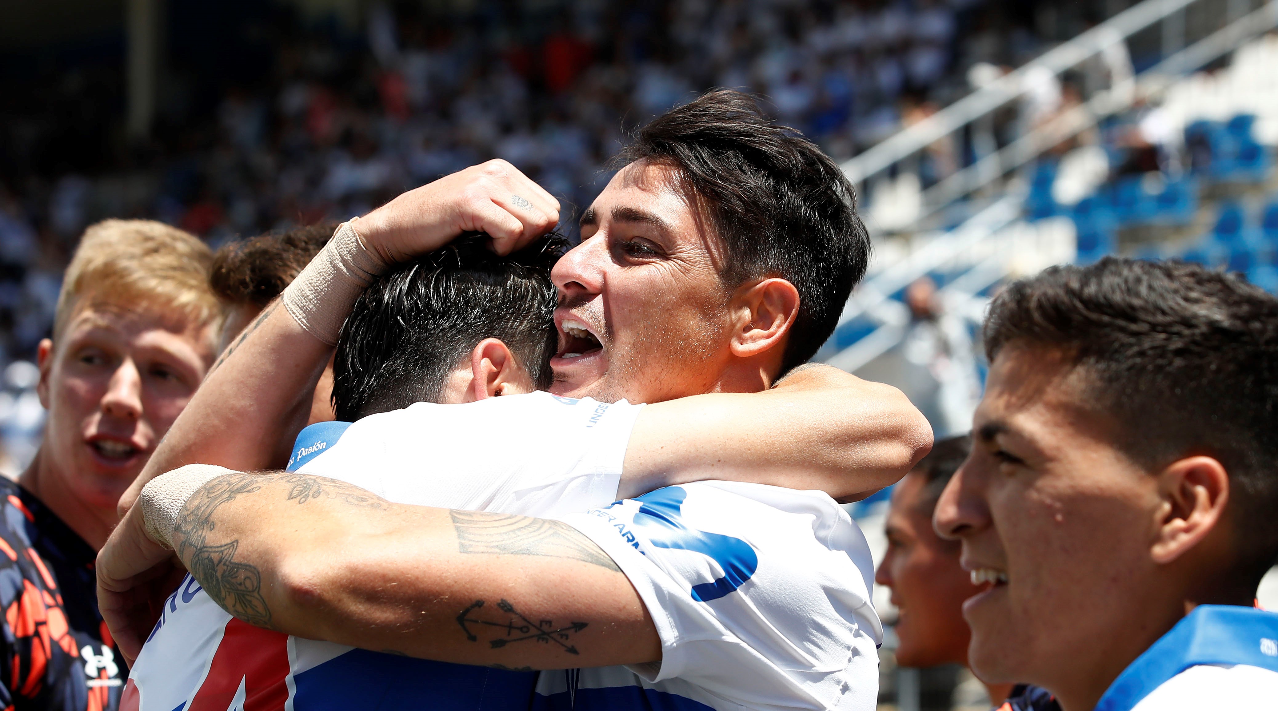 La UC se impuso en el clásico universitario, retomó el liderato y acentuó el descalabro de la U