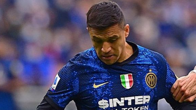 ¿Molesto? Alexis salió rápidamente de la cancha y sin despedirse tras el clásico ante AC Milan