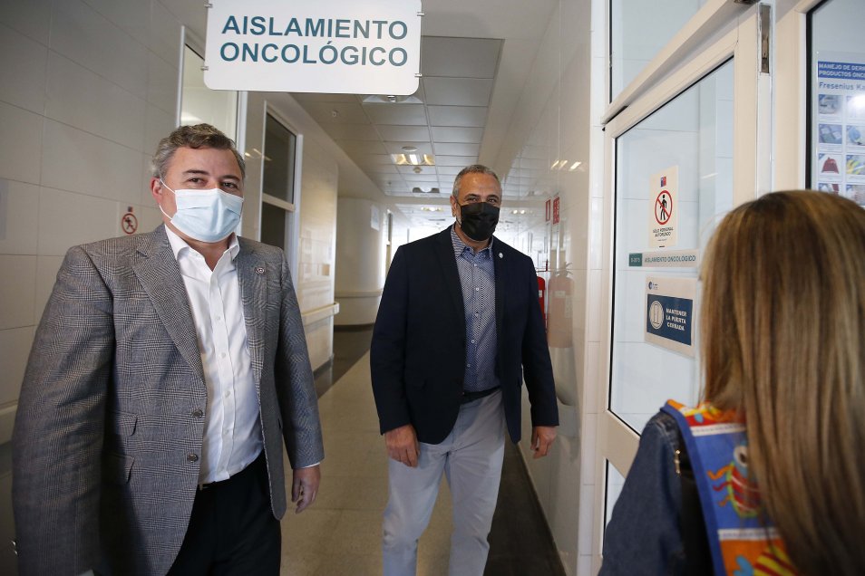 Milad comandó entrega batas especiales de La Roja a pacientes oncológicos pediátricos en Talca