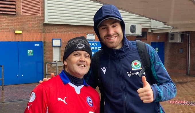 Fue destacado por Blackburn Rovers: Hincha de la Roja viajó a Inglaterra y conoció a Brereton
