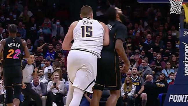 Nikola Jokic perdió el control y desató una gresca en la NBA