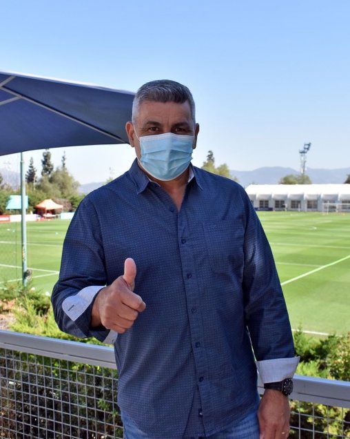 ¡Visita estelar! “Beto” Acosta saludó a jugadores de la UC en el complejo “Raimundo Tupper”