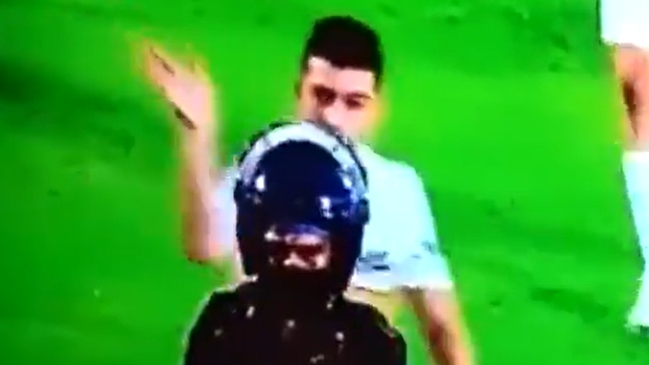 Futbolista golpeó a un policía en la cabeza en polémico festejo