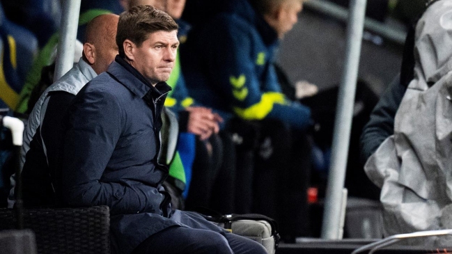 Steven Gerrard se acerca a la banca de Aston Villa