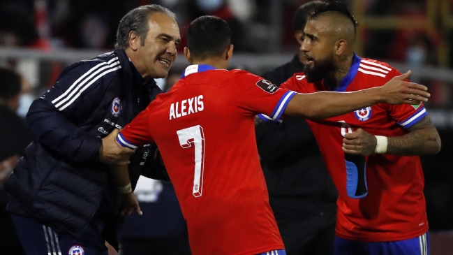 Lasarte prepara oncena para enfrentar a Paraguay con Medel como volante y una duda en defensa