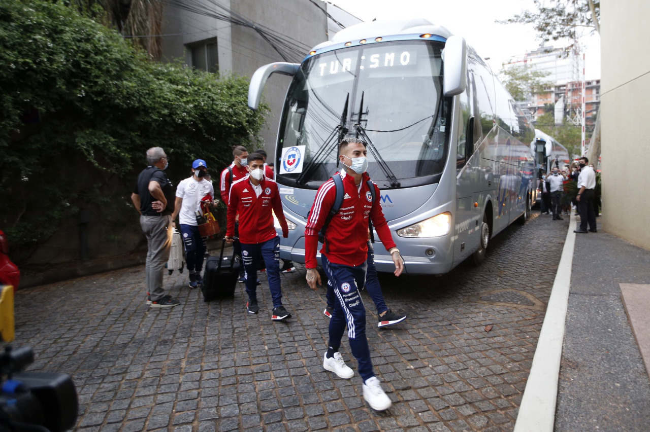 La selección chilena ya se instaló en Asunción para su vital cruce con Paraguay