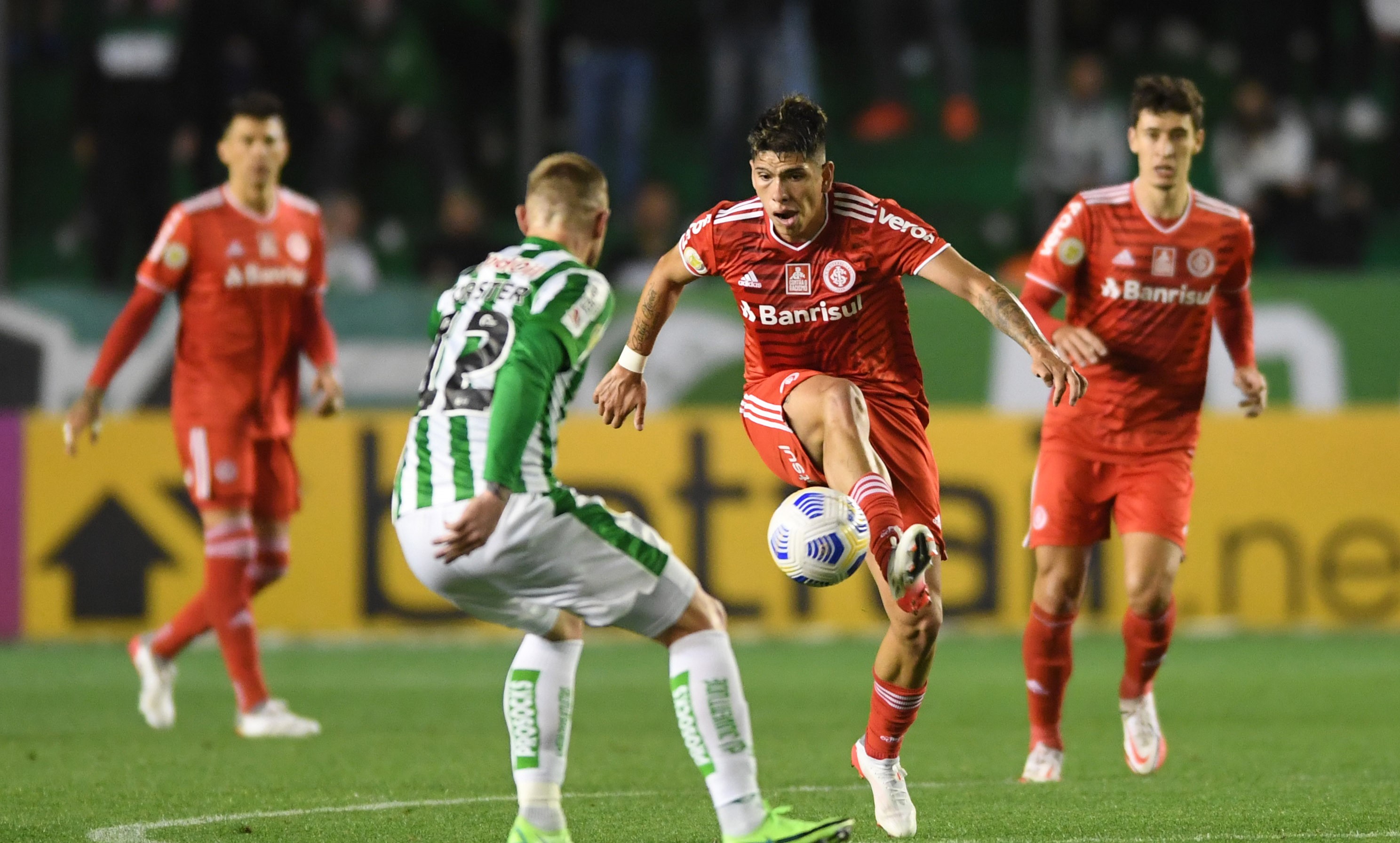 Inter de Porto Alegre contó con Carlos Palacios en derrota ante Juventude