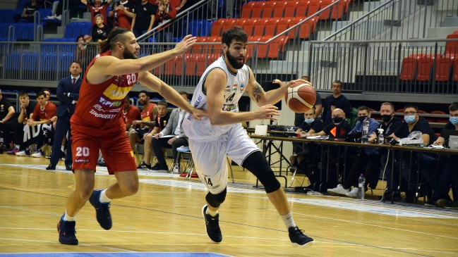 Manny Suárez e Isabel González lideraron movida jornada de chilenos en el baloncesto internacional