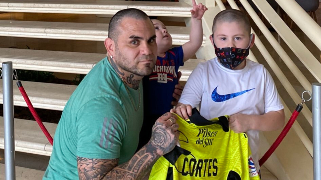 Bogado fue al hotel de La Roja en Paraguay y Brayan Cortés le regaló camiseta de Colo Colo