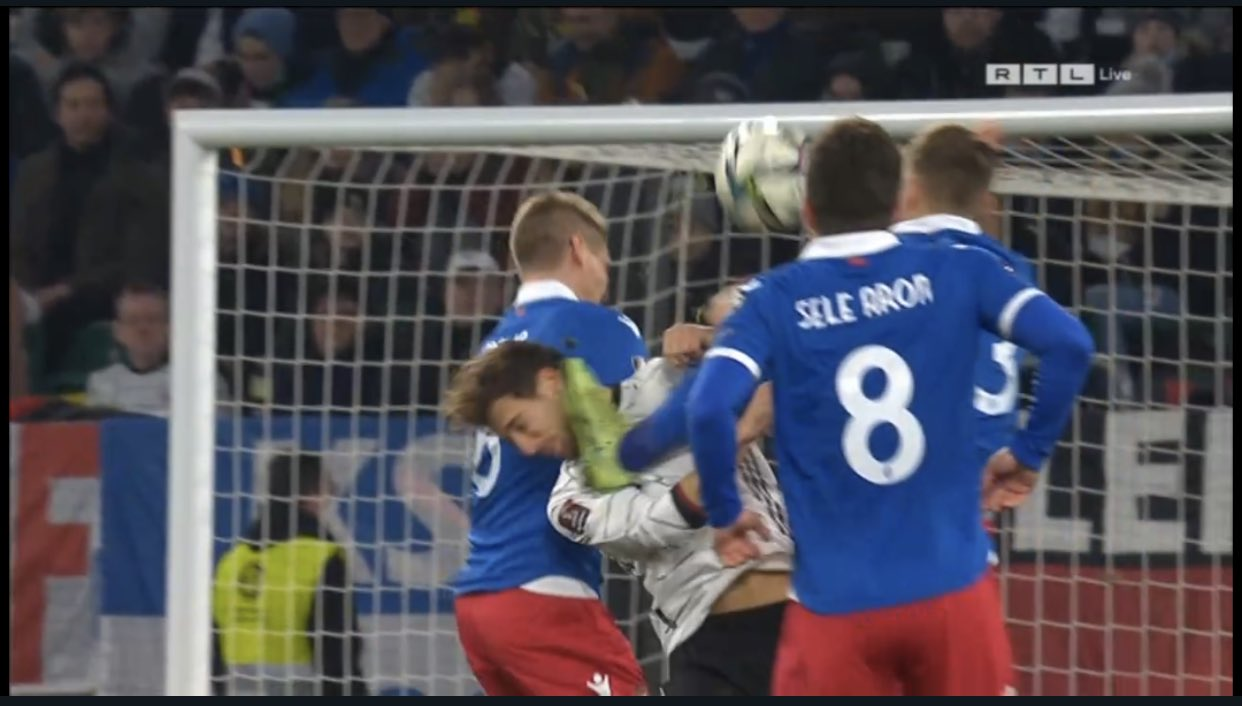 La criminal patada en la cara que recibió Leon Goretzka en Alemania ante Liechtenstein