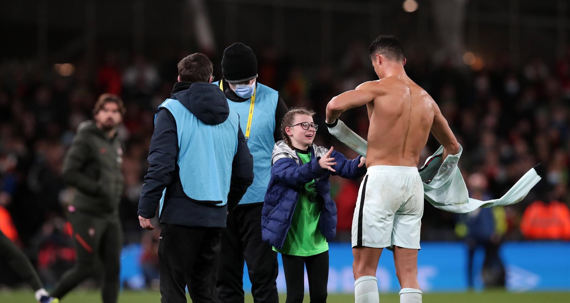 ¡Lindo gesto! Cristiano Ronaldo cumplió sueño de una pequeña hincha y le regaló su camiseta