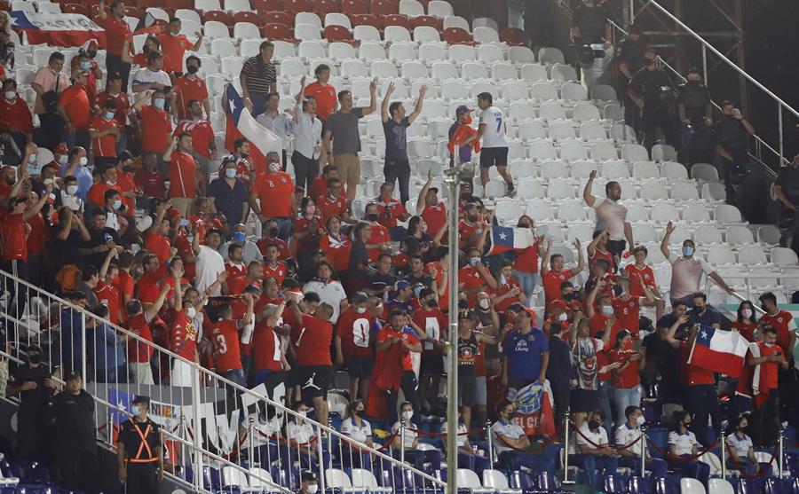 El himno de Chile se escuchó con fuerza en Asunción previo al duelo de la Roja con Paraguay
