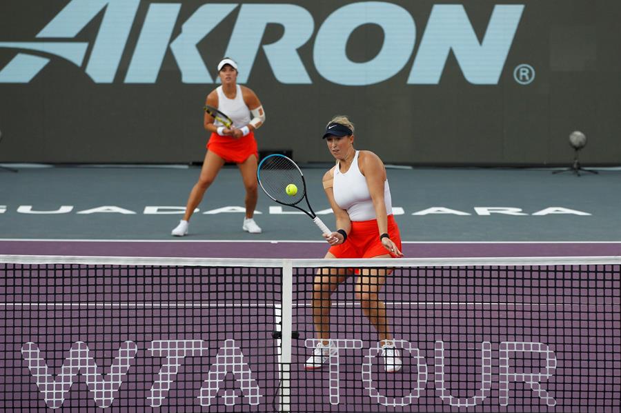 Alexa Guarachi y Desirae Krawczyk debutaron con una derrota en el dobles del WTA Finals