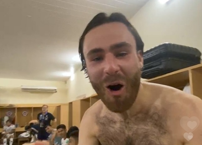 Ben Brereton se lució al ritmo de Marcianeke en las celebraciones del camarín de la Roja