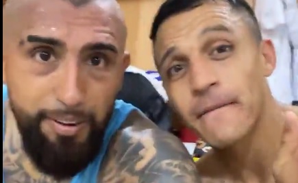 Alexis Sánchez mostró la alegría del camarín de la selección chilena tras triunfo en Asunción