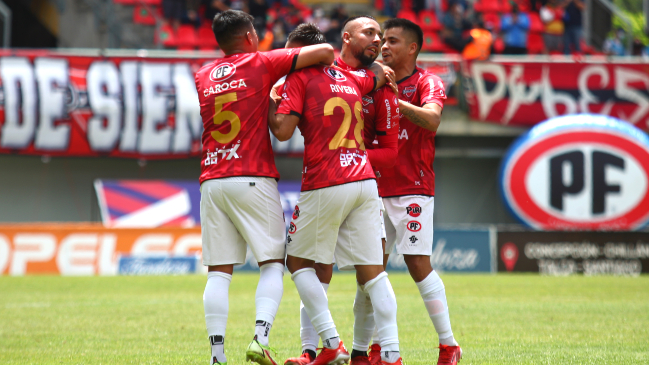 Ñublense no tuvo piedad con U. Española y le propinó una inolvidable goleada en Chillán