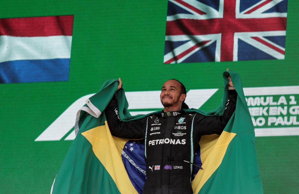 La gran celebración de Lewis Hamilton tras ganar el Gran Premio de Brasil en Interlagos