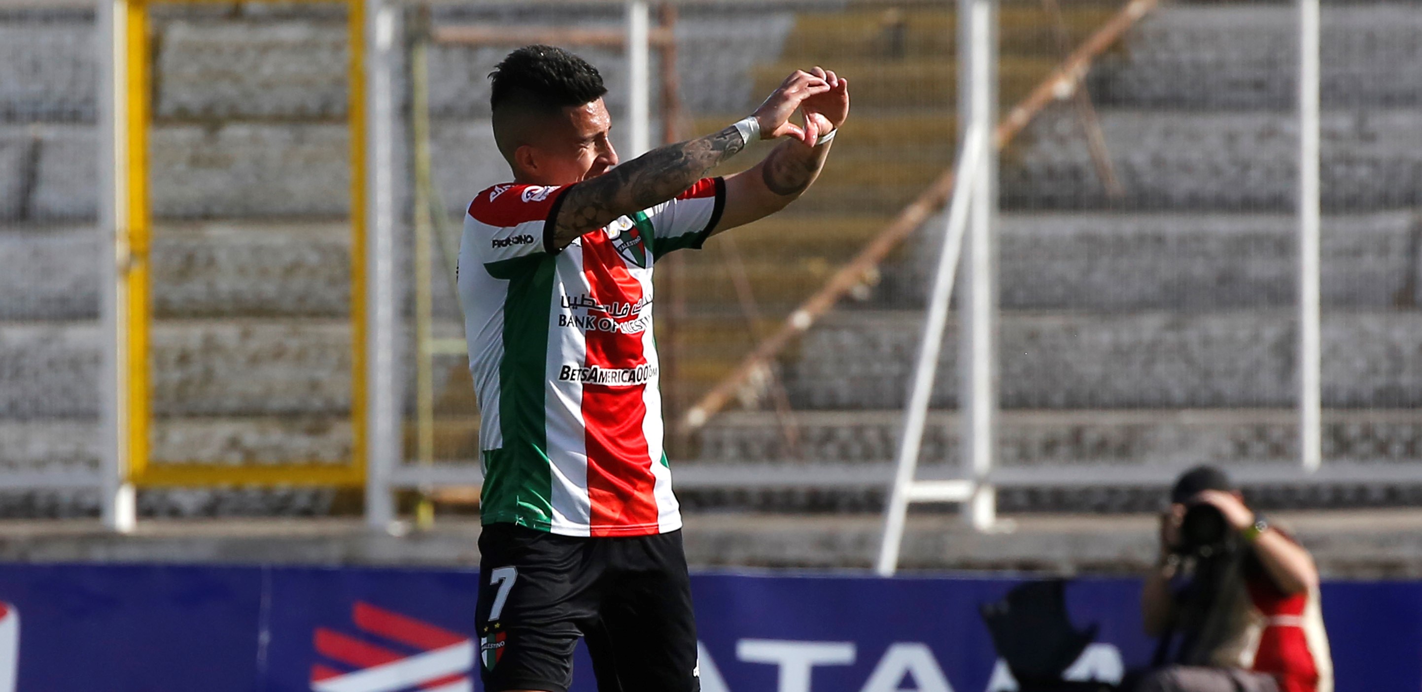 Bryan Carrasco ejecutó el penal y concretó la frenética remontada de Palestino ante Cobresal