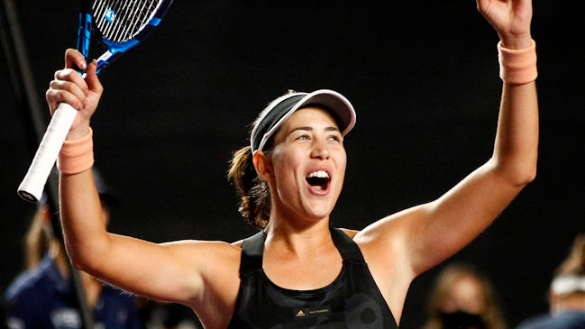 Garbiñe Muguruza derribó a Annet Kontaveit y clasificó a las semis de las Finales de la WTA