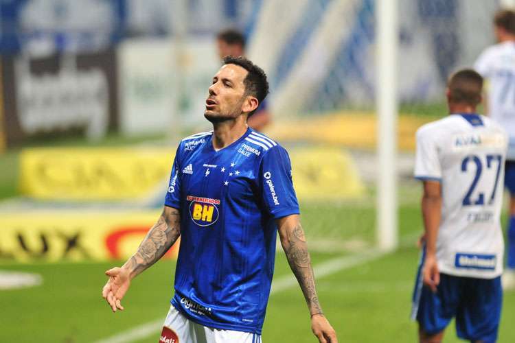 Experimentado volante Ariel Cabral aparece en la órbita de Colo Colo