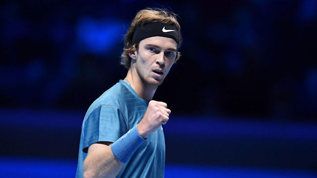 Andrey Rublev dominó a Stefanos Tsitsipas en su debut en las Finales de la ATP
