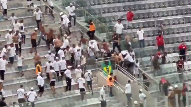Hinchas de Atlético Mineiro y A. Paranaense protagonizaron escandalosa pelea en tribunas