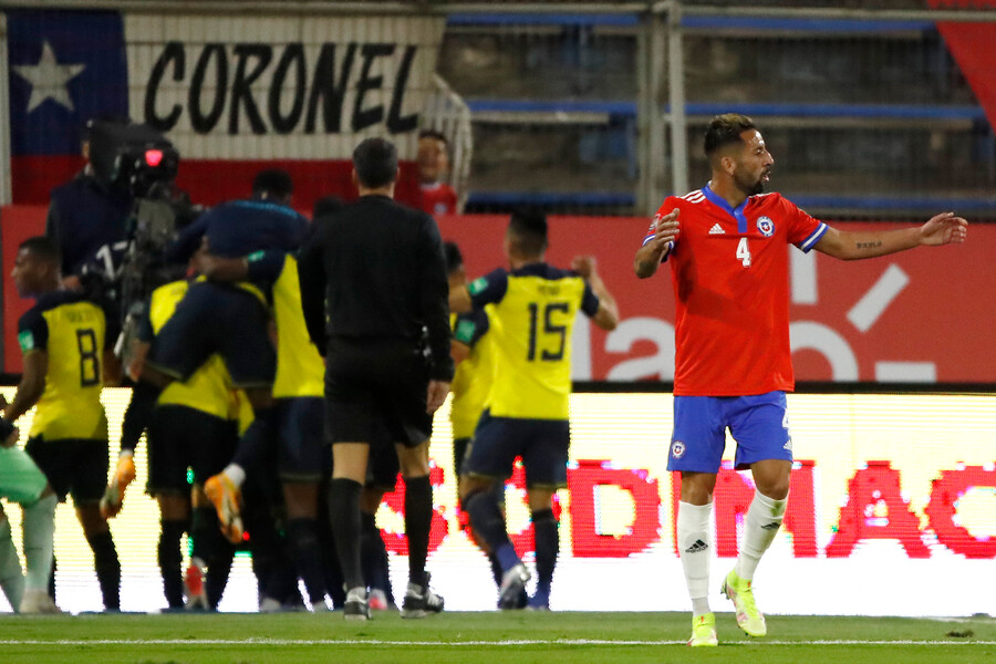 ¡Balde de agua fría! Pervis Estupiñán golpeó de entrada a la Roja en Clasificatorias